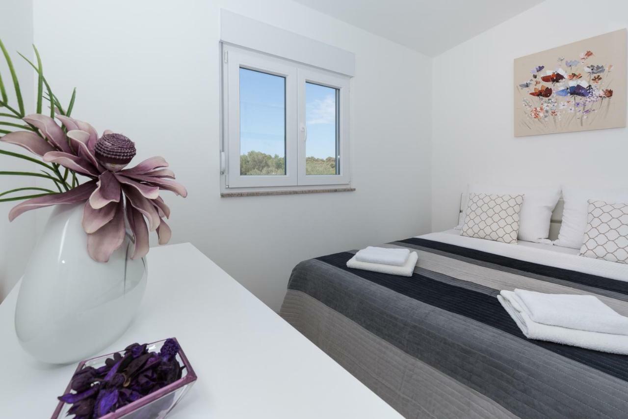 Modern And Spacious Apartment Bibinje Bagian luar foto